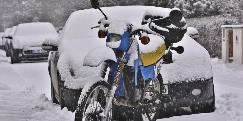 ondergesneeuwde motor